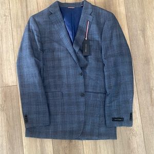 Men’s sport coat, Tommy Hilfiger, 44L.